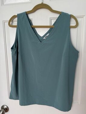 Eddie Bauer | Womens Eddie Bauer Departure V-Neck Tank | Large | Sage Green